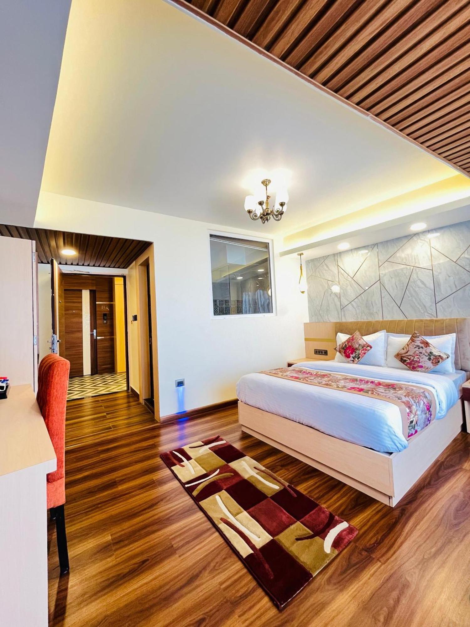 Luxury Stay At Hotel Broadway Boutique Mall Road Chowrasta Near Mahakal Temple Darjeeling  Eksteriør bilde