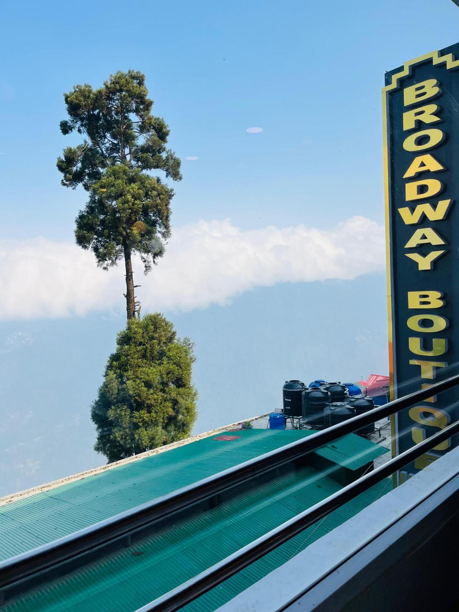 Luxury Stay At Hotel Broadway Boutique Mall Road Chowrasta Near Mahakal Temple Darjeeling  Eksteriør bilde