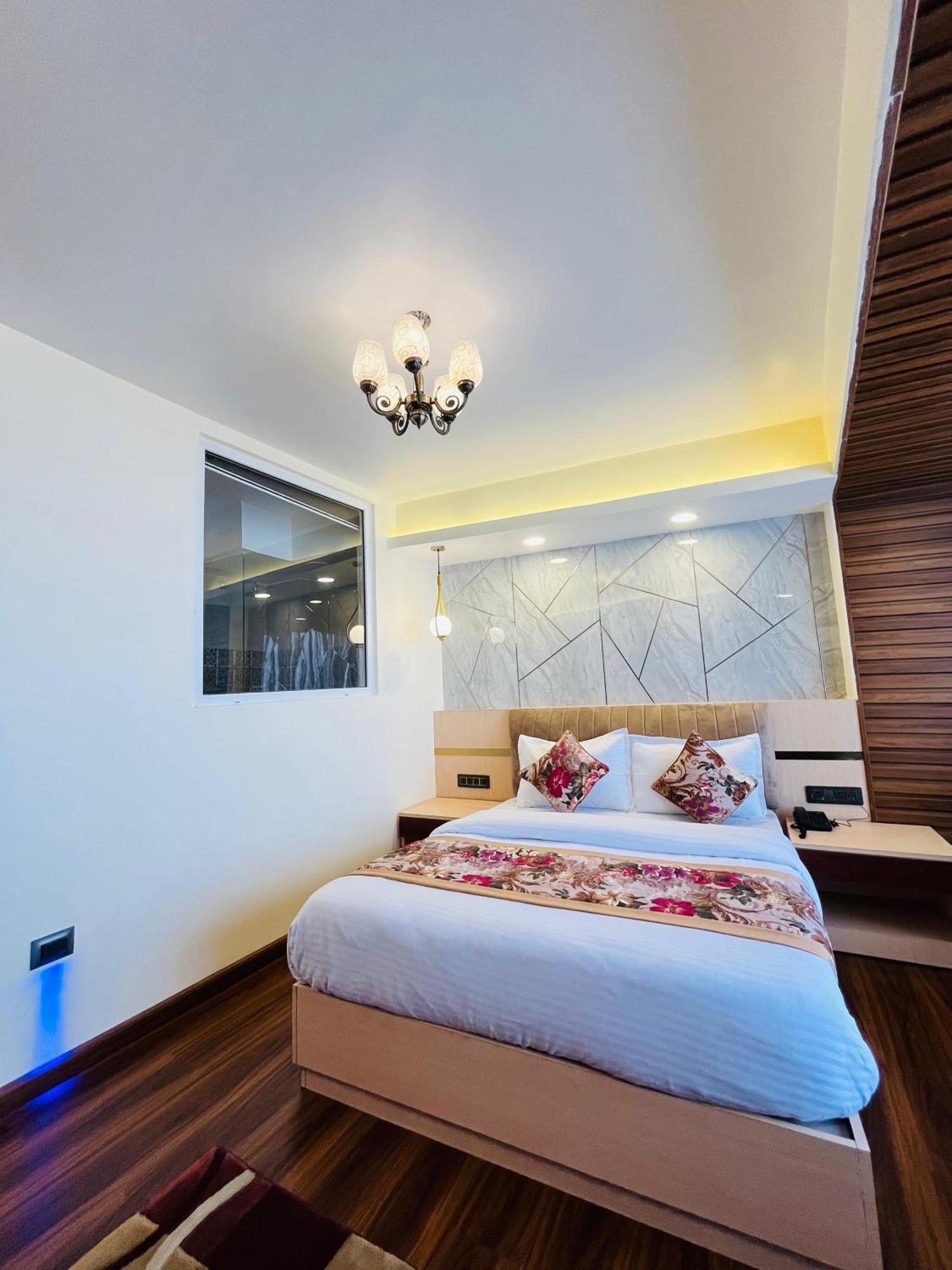 Luxury Stay At Hotel Broadway Boutique Mall Road Chowrasta Near Mahakal Temple Darjeeling  Eksteriør bilde