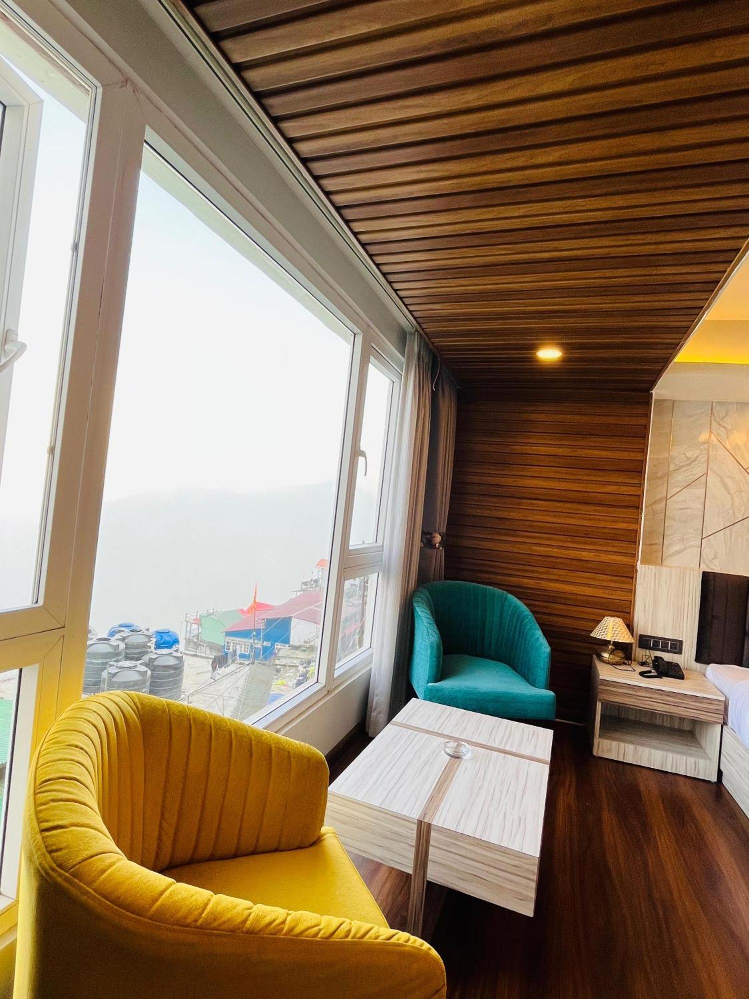 Luxury Stay At Hotel Broadway Boutique Mall Road Chowrasta Near Mahakal Temple Darjeeling  Eksteriør bilde