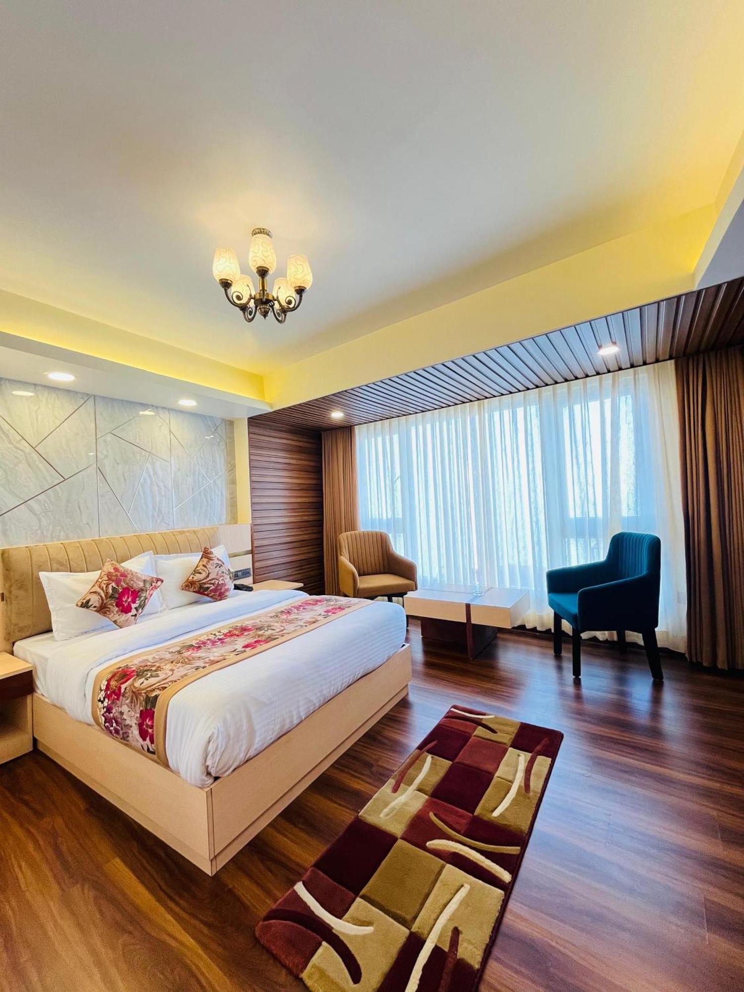Luxury Stay At Hotel Broadway Boutique Mall Road Chowrasta Near Mahakal Temple Darjeeling  Eksteriør bilde
