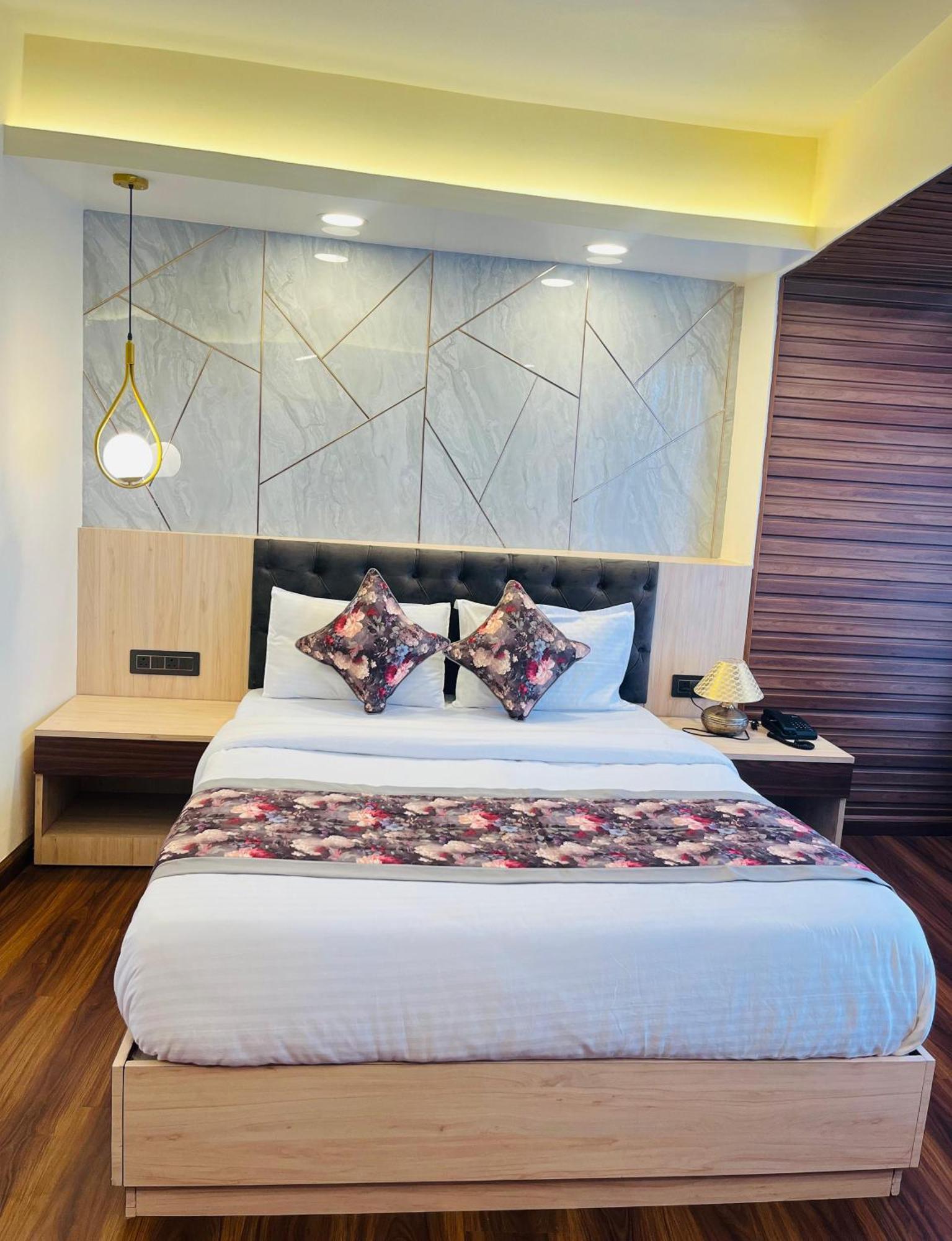 Luxury Stay At Hotel Broadway Boutique Mall Road Chowrasta Near Mahakal Temple Darjeeling  Eksteriør bilde