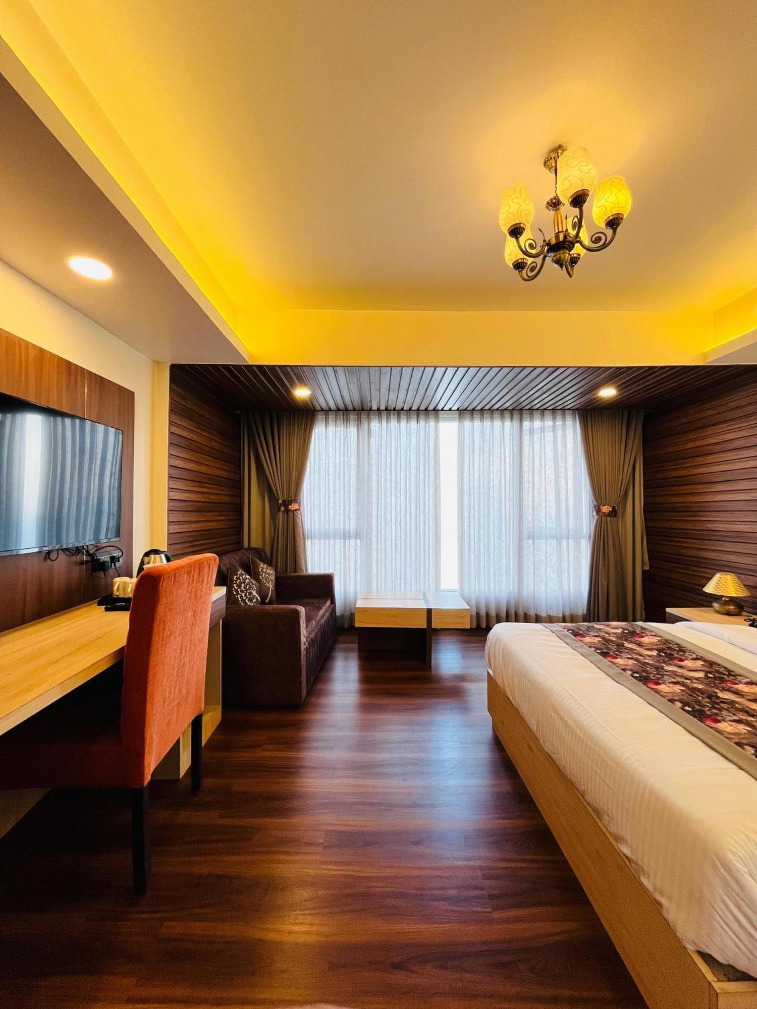 Luxury Stay At Hotel Broadway Boutique Mall Road Chowrasta Near Mahakal Temple Darjeeling  Eksteriør bilde