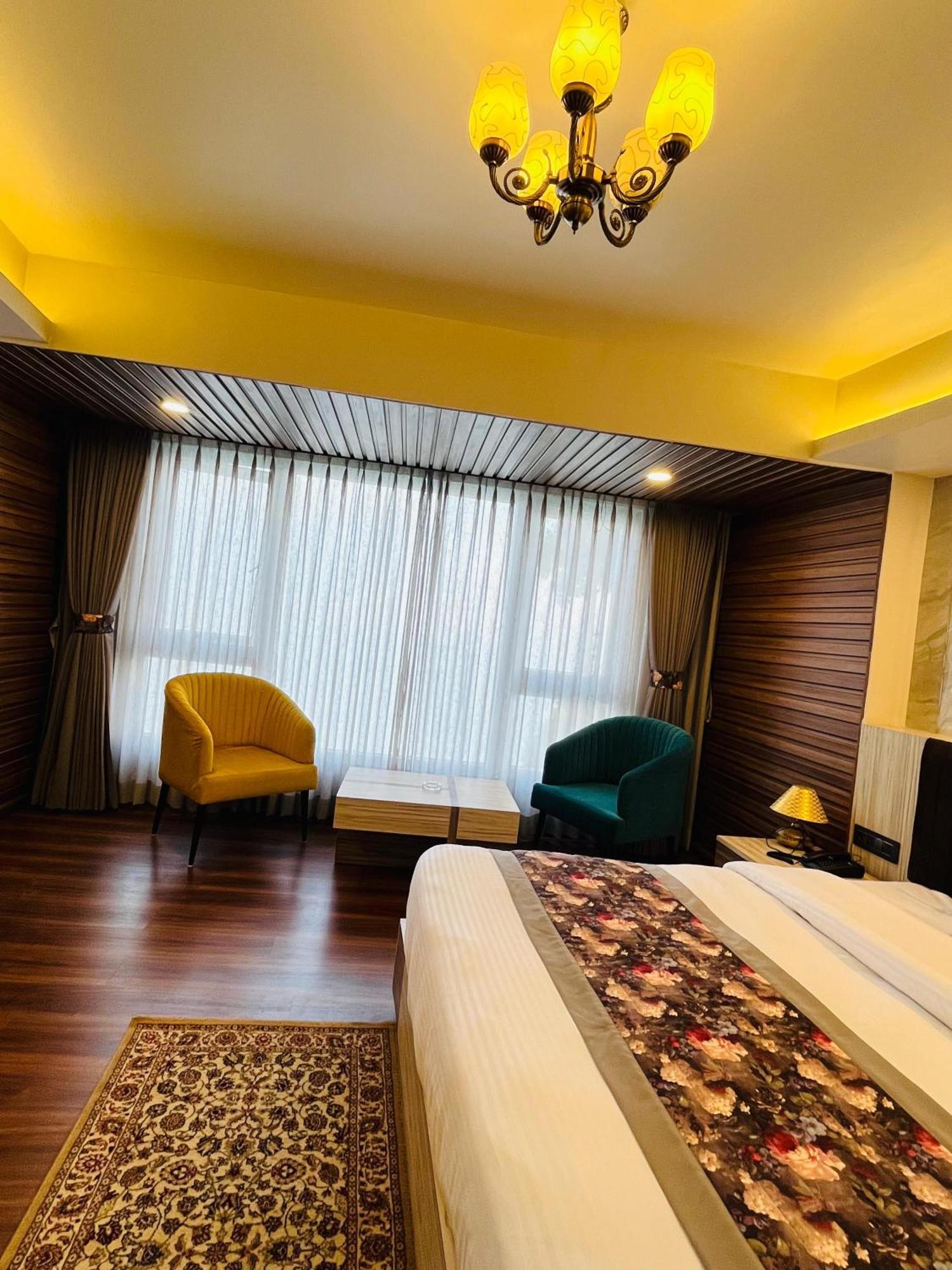 Luxury Stay At Hotel Broadway Boutique Mall Road Chowrasta Near Mahakal Temple Darjeeling  Eksteriør bilde