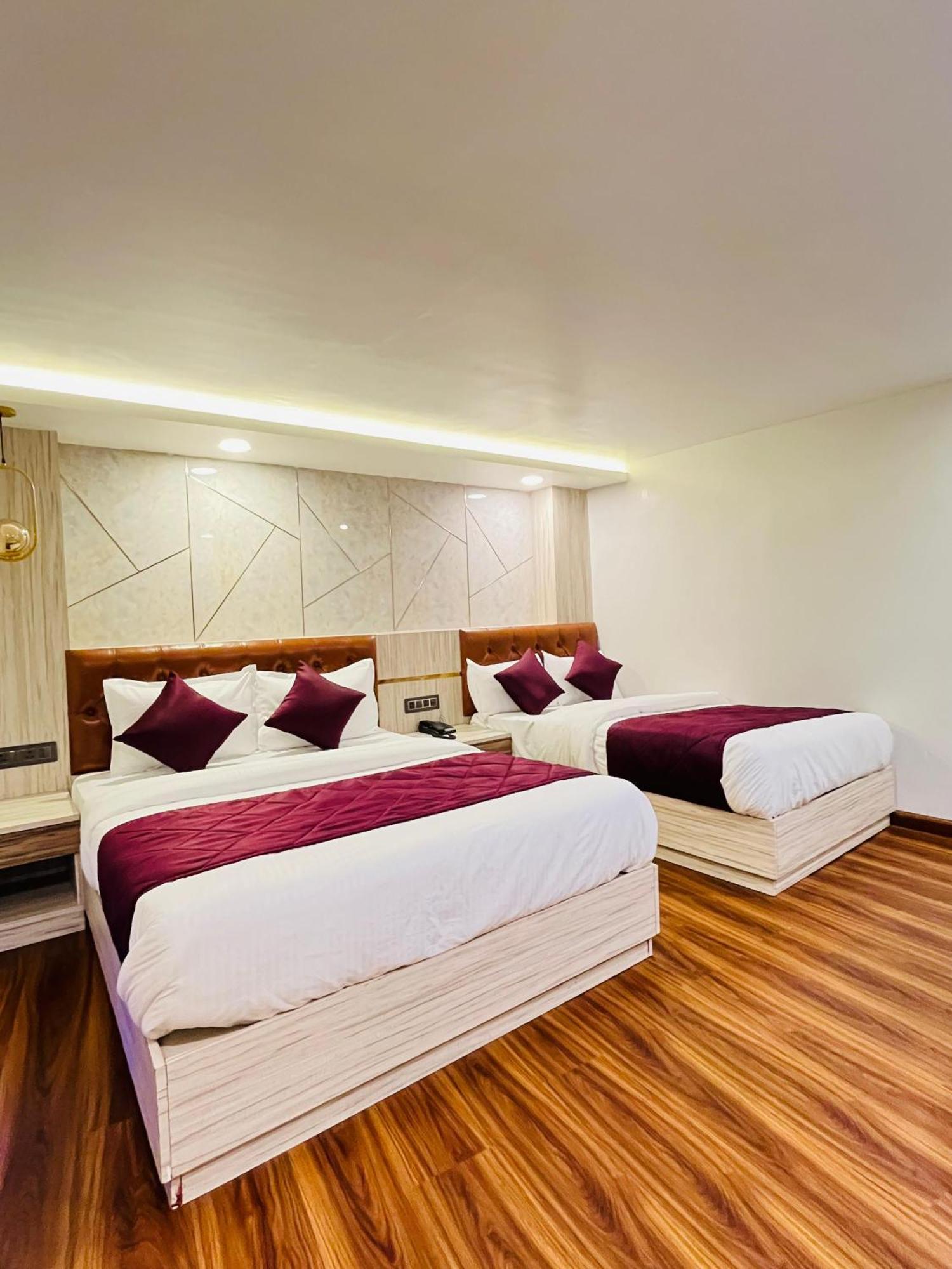 Luxury Stay At Hotel Broadway Boutique Mall Road Chowrasta Near Mahakal Temple Darjeeling  Eksteriør bilde