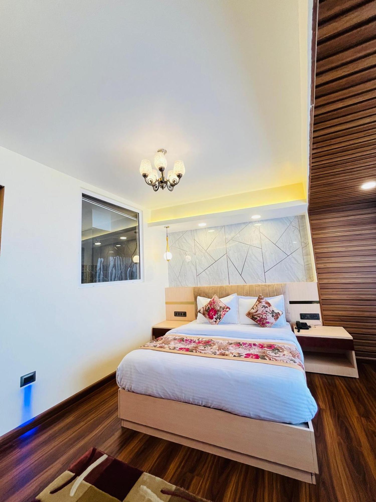 Luxury Stay At Hotel Broadway Boutique Mall Road Chowrasta Near Mahakal Temple Darjeeling  Eksteriør bilde