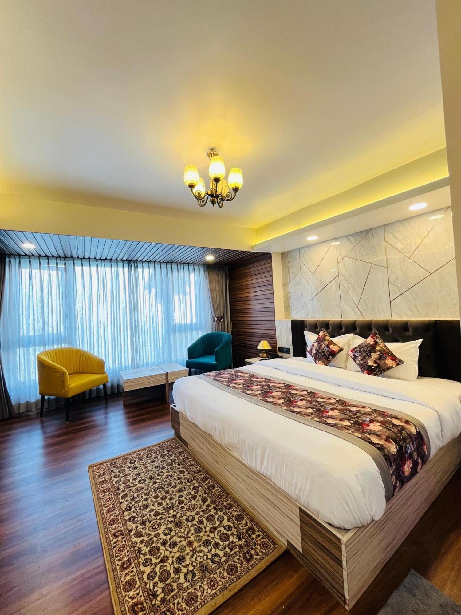 Luxury Stay At Hotel Broadway Boutique Mall Road Chowrasta Near Mahakal Temple Darjeeling  Eksteriør bilde