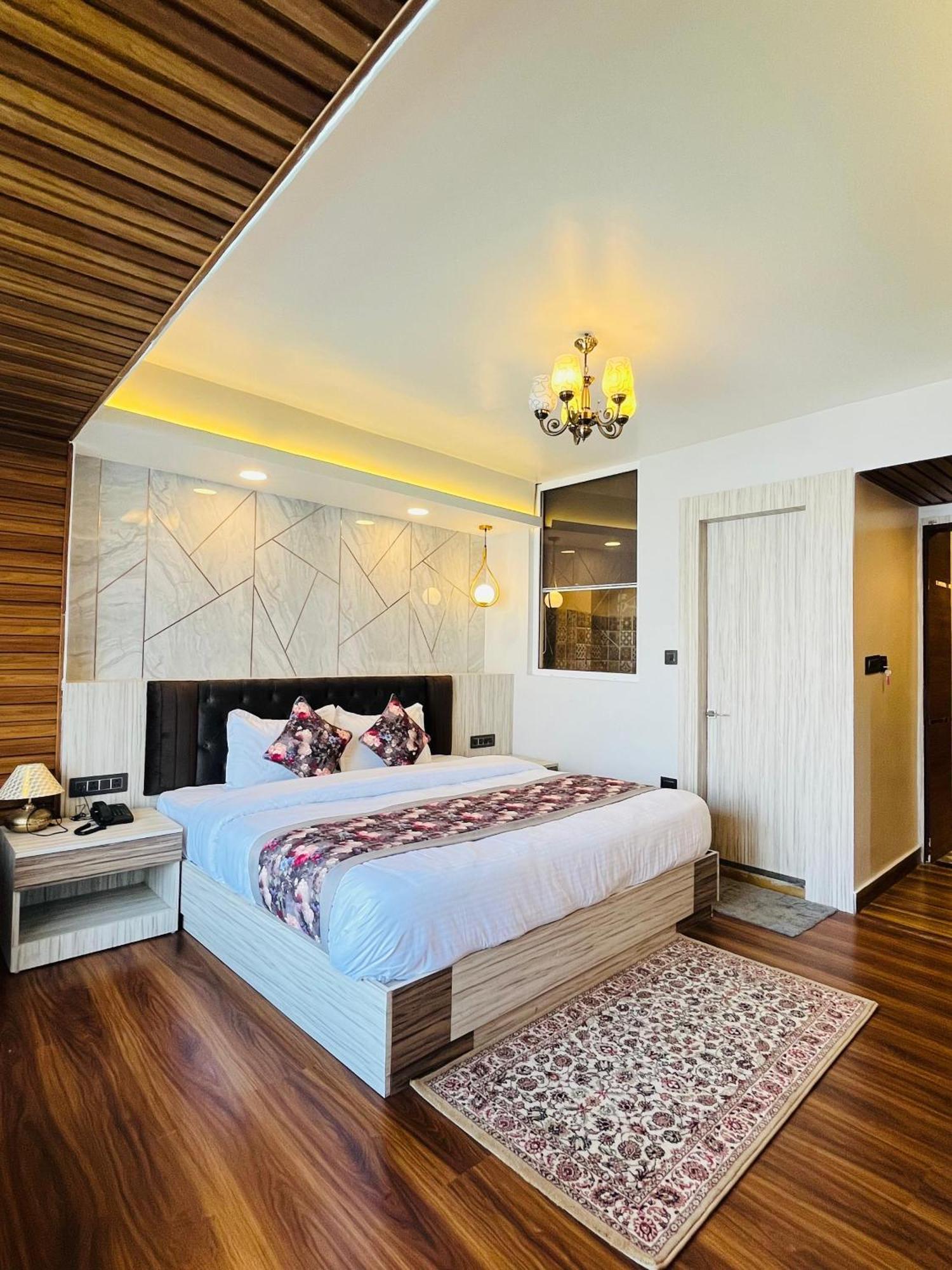 Luxury Stay At Hotel Broadway Boutique Mall Road Chowrasta Near Mahakal Temple Darjeeling  Eksteriør bilde