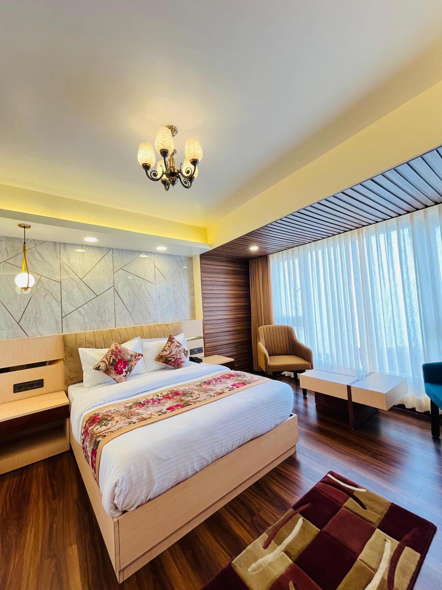 Luxury Stay At Hotel Broadway Boutique Mall Road Chowrasta Near Mahakal Temple Darjeeling  Eksteriør bilde