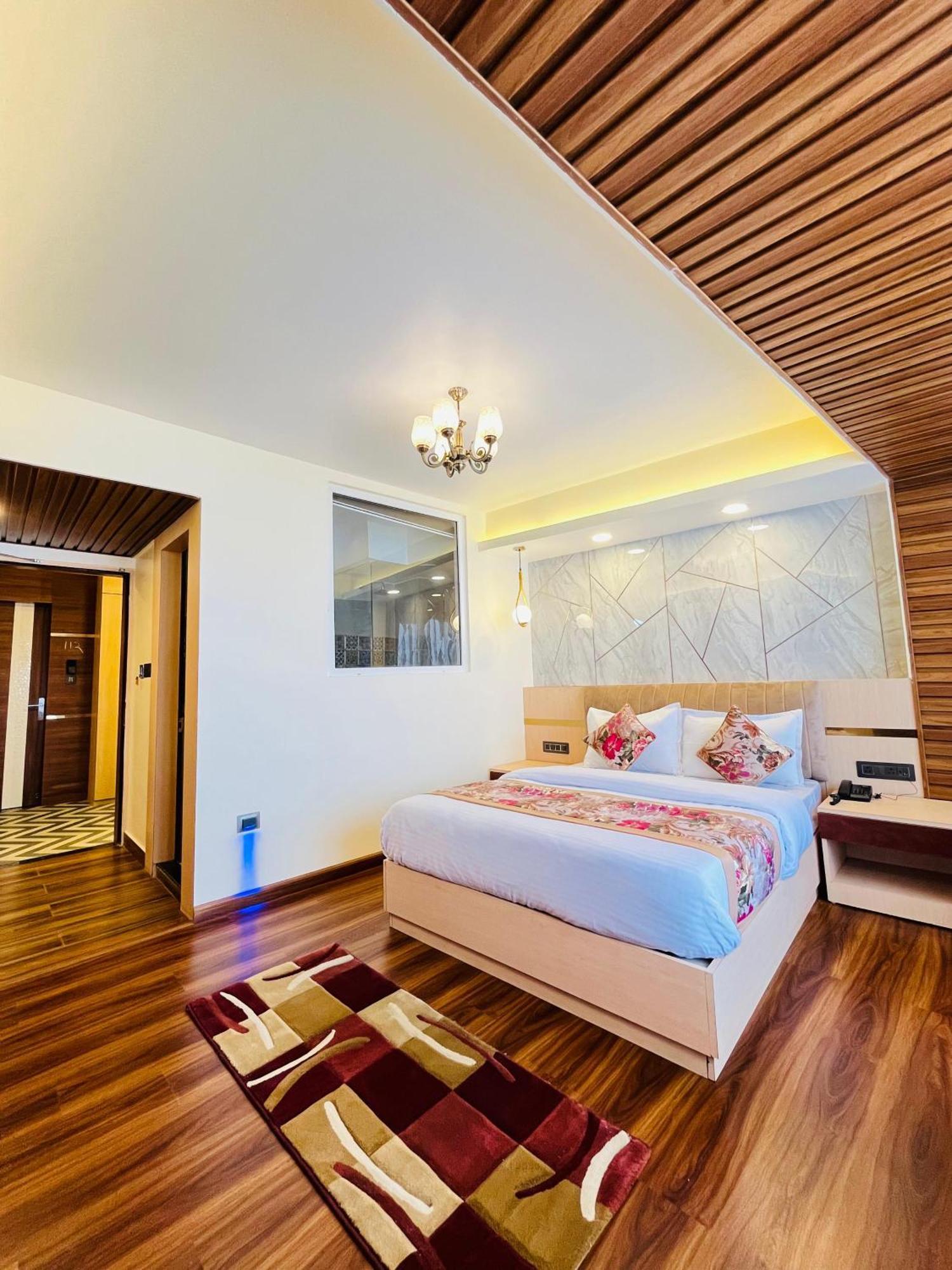 Luxury Stay At Hotel Broadway Boutique Mall Road Chowrasta Near Mahakal Temple Darjeeling  Eksteriør bilde