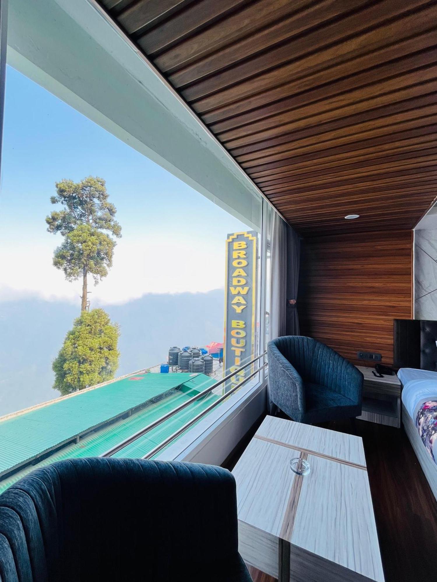 Luxury Stay At Hotel Broadway Boutique Mall Road Chowrasta Near Mahakal Temple Darjeeling  Eksteriør bilde