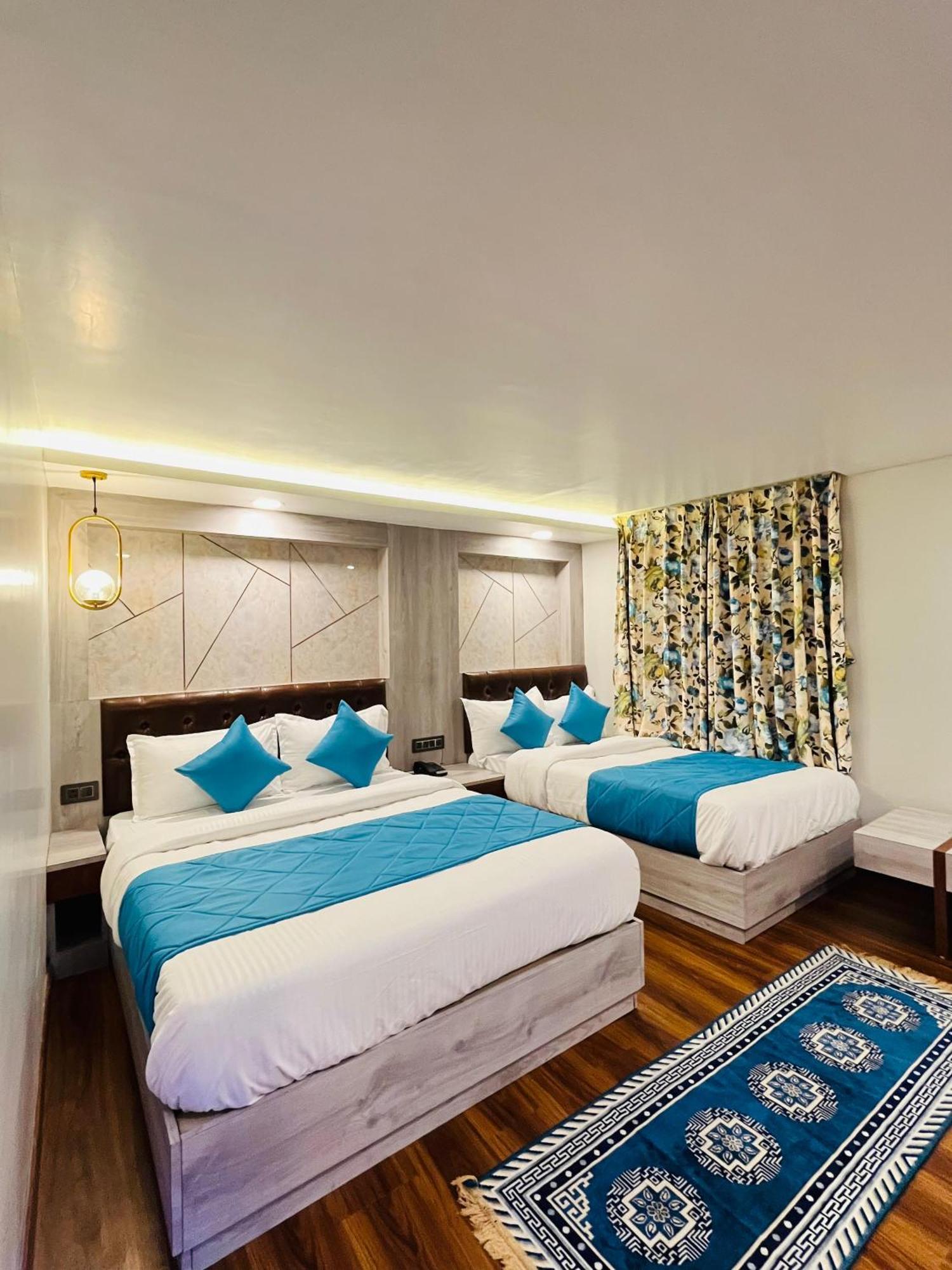 Luxury Stay At Hotel Broadway Boutique Mall Road Chowrasta Near Mahakal Temple Darjeeling  Eksteriør bilde