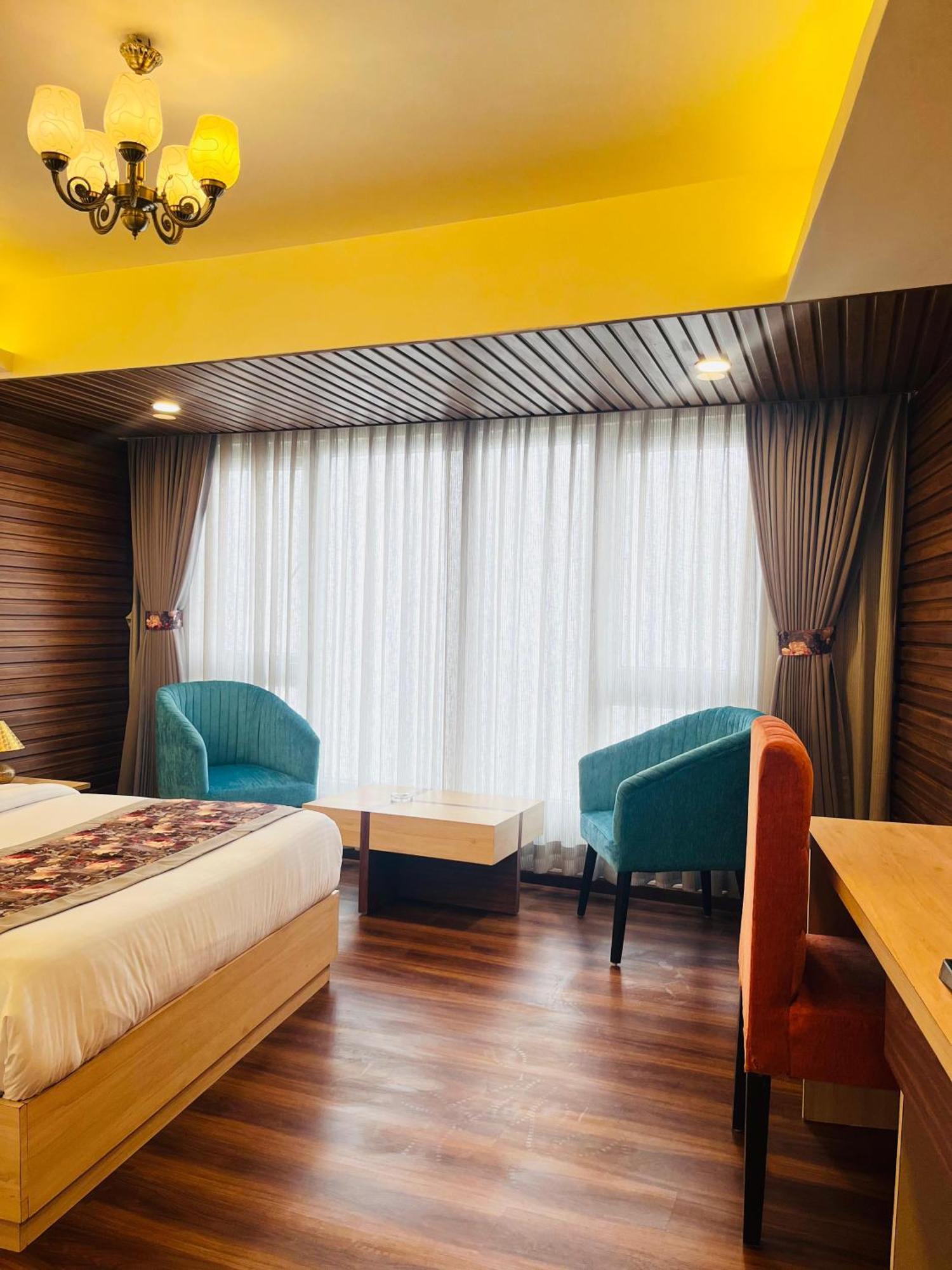 Luxury Stay At Hotel Broadway Boutique Mall Road Chowrasta Near Mahakal Temple Darjeeling  Eksteriør bilde