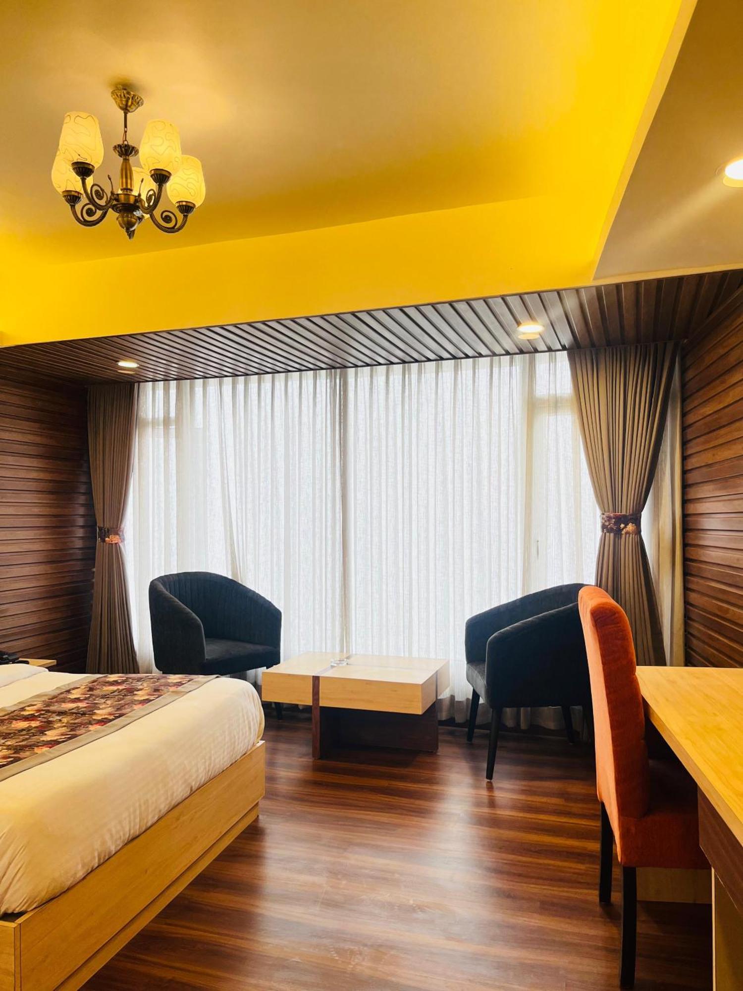 Luxury Stay At Hotel Broadway Boutique Mall Road Chowrasta Near Mahakal Temple Darjeeling  Eksteriør bilde